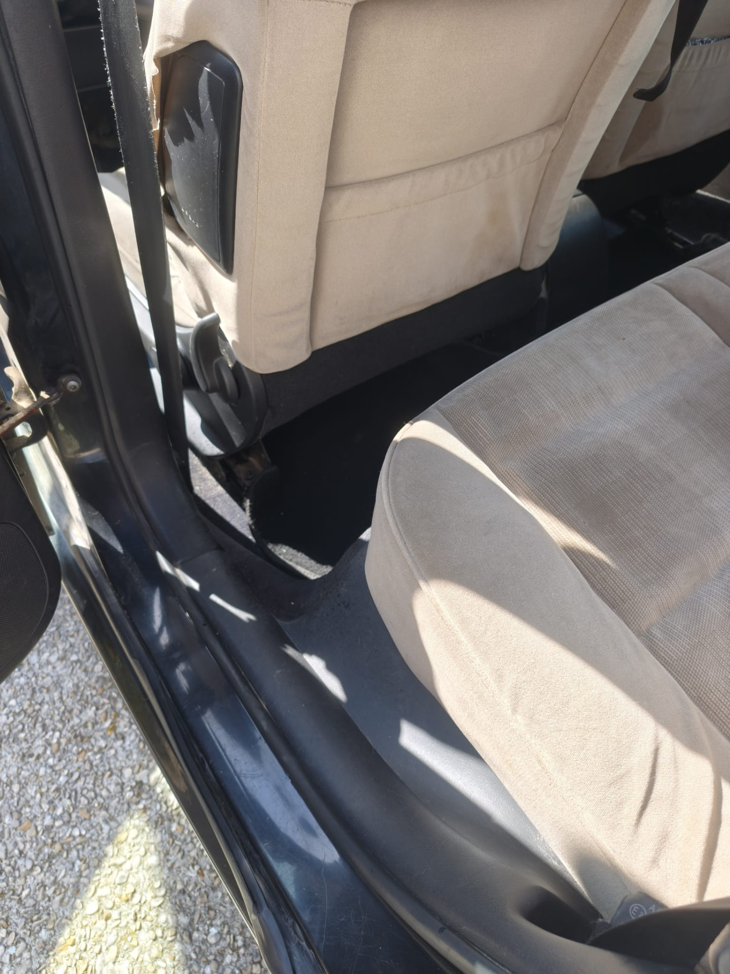 Intérieur de véhicule après nettoyage professionnel : moquette et seuils de porte dépoussiérés
