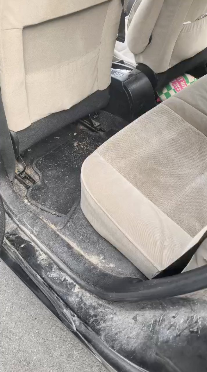 Même intérieur avant le nettoyage : moquette et plastiques couverts de poussière